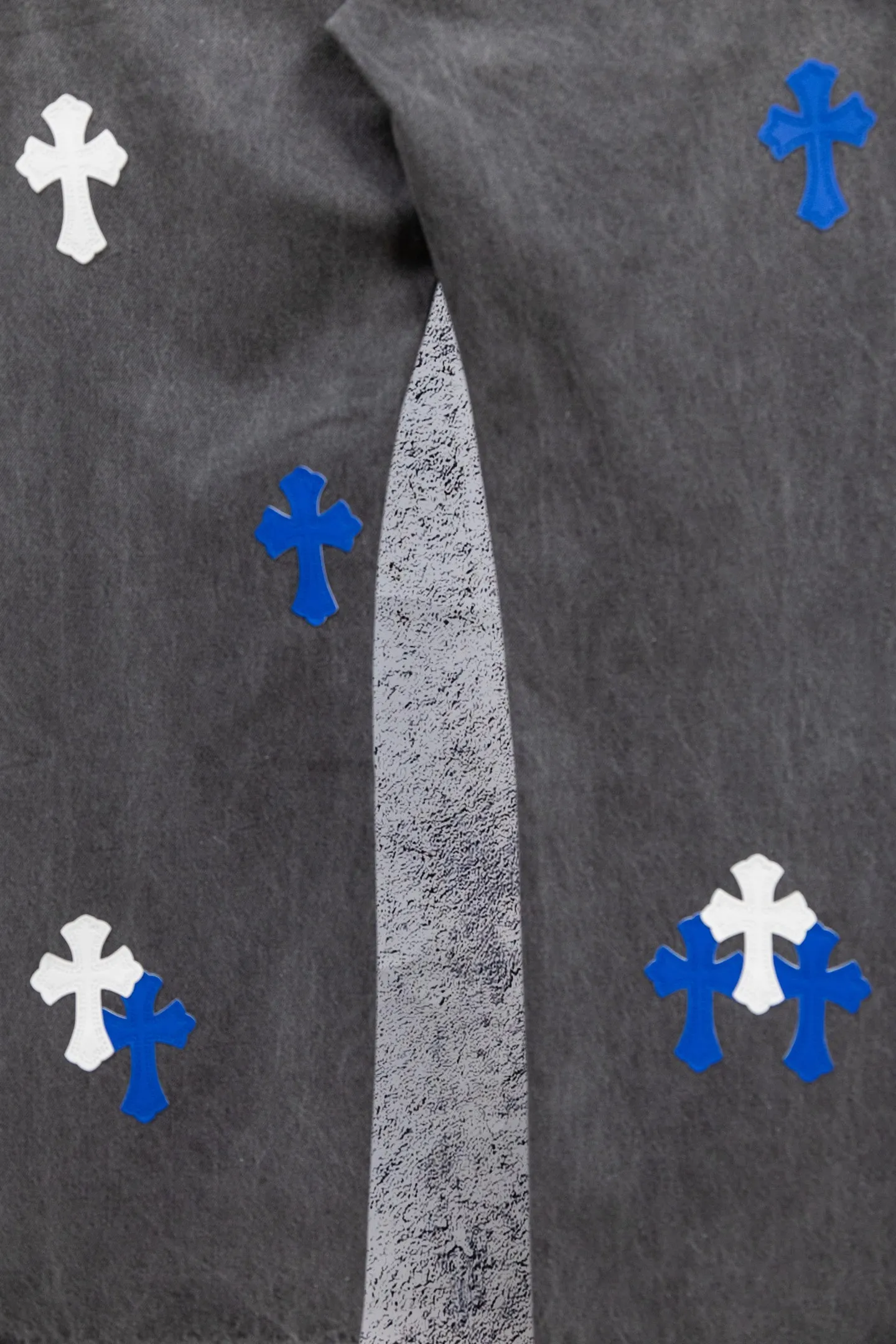 P240 Chromehearts limited edition blue and white classic cross patch leather gray jeans, priced at 34W level, patchwork cross pattern embellishment, washed jeans! ! An absolutely high-end luxury product, a 1.9W-level god-level single product, a super popular product, made by top heavy industry, a magic weapon that cannot be missed! [About Zangyin] This is an extremely luxurious fashion brand that can also be called the aristocracy of the high street. It has always been an exclusive brand for some hipsters or rich second generations. Compared with ordinary high streets, it is more luxurious and noble. Compared with luxury brands, it is more fashionable and individual. It has always been a brand that I have a special liking for. [Top heavy industry fashion design] Consistently high-street luxury style. Speaking of this style, the Zangyin family and GU family are definitely the leading representative brands. Especially the Zangyin family has really achieved a state-of-the-art effect in creating high-street style. The unique washed material is used to create this style. The color system is already quite eye-catching. After it is decorated with patchwork cross flowers, it cleverly highlights the charm of the brand. Secondly, this style uses classic The high-waist cutting design highlights the long legs and fashionable temperament of the upper body. The brand is highly recognizable and the slim fit configuration is more suitable for daily wear. It is a product that interprets personality, fashion, and specifications at a glance. This single product is enough to make any fan excited. It can be a white T-shirt for a youthful college style, or a tight suspender for a royal style. It has strong matching ability and can be easily controlled by men.  [Materials and craftsmanship] Needless to say, this point goes without saying. As an excellent craftsman brand, Zangyin’s requirements for details and craftsmanship are really perfect. The washed color of this model has gone through so many processes, not to mention the embellishment of denim appliques. It is also purely hand-made and sewn. Just like what they believe in, only hand-made things have soul and have the meaning of wear. A top-notch heavy-duty fashionable denim item, I look forward to your perfect interpretation! !  Color: Gray Size: 28-34
